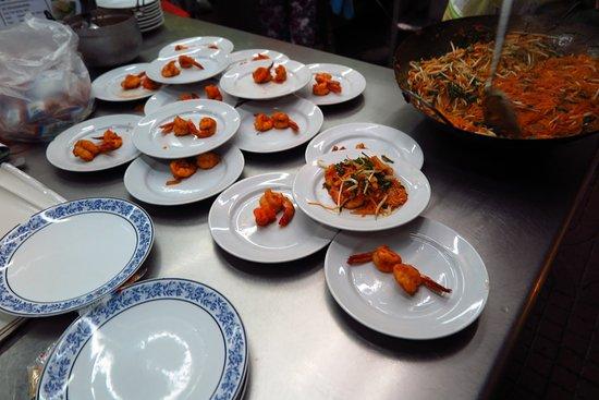 Loong Pha Phad Thai